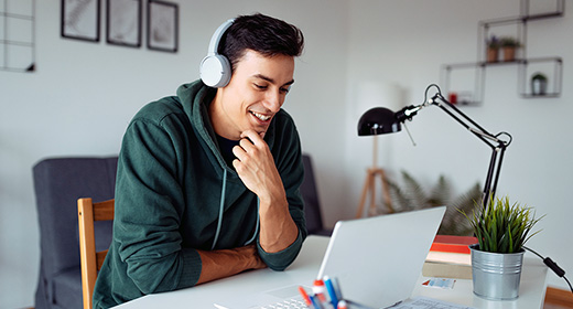 man doing an online class_520x280